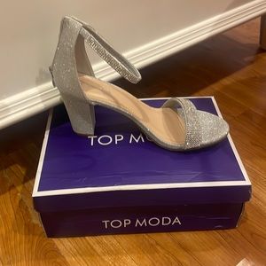 Never worn! Perfect condition!